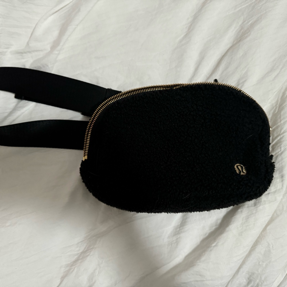 Lululemon everywhere belt bag